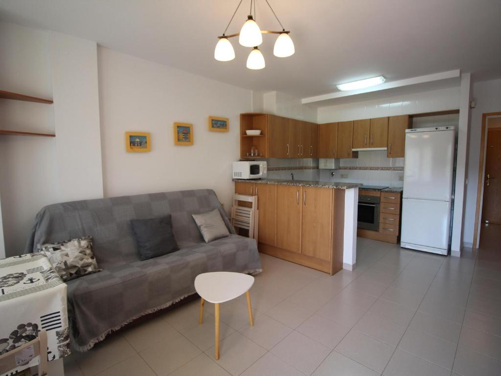 Kuchyňa alebo kuchynka v ubytovaní Apartamento con terraza a 150 m de la playa de Grifeu, ideal para 4 personas - ES-228-50