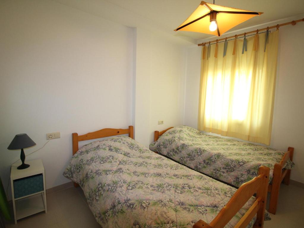 Posteľ alebo postele v izbe v ubytovaní Apartamento con terraza a 150 m de la playa de Grifeu, ideal para 4 personas - ES-228-50