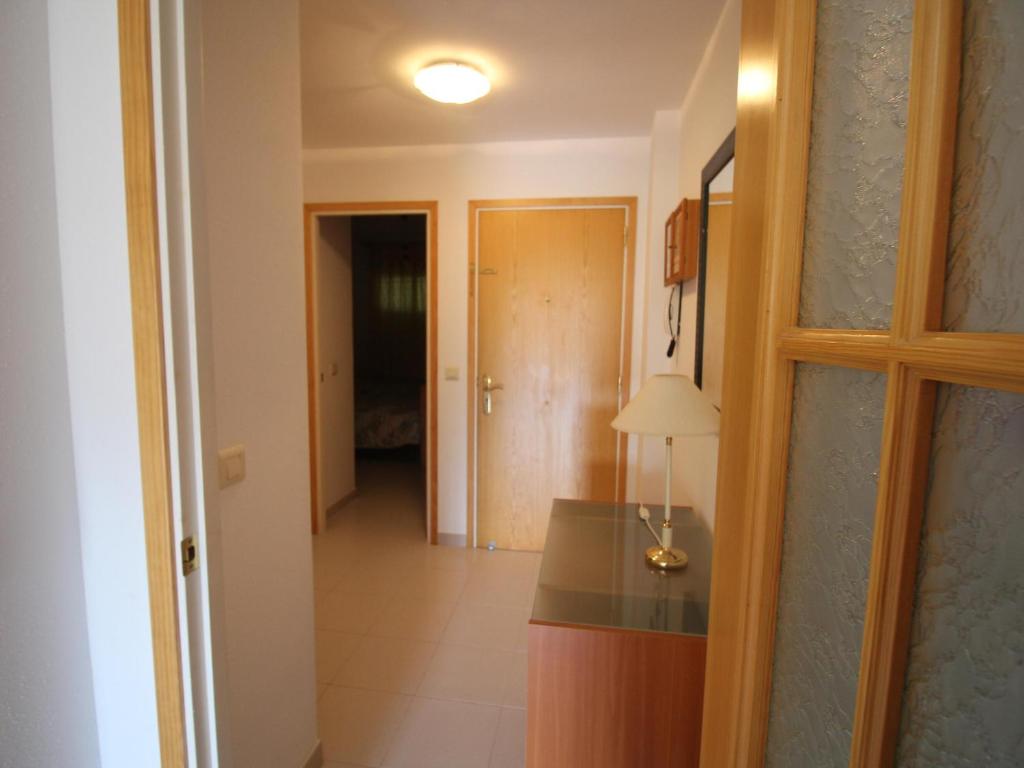 Kuchyňa alebo kuchynka v ubytovaní Apartamento con terraza a 150 m de la playa de Grifeu, ideal para 4 personas - ES-228-50