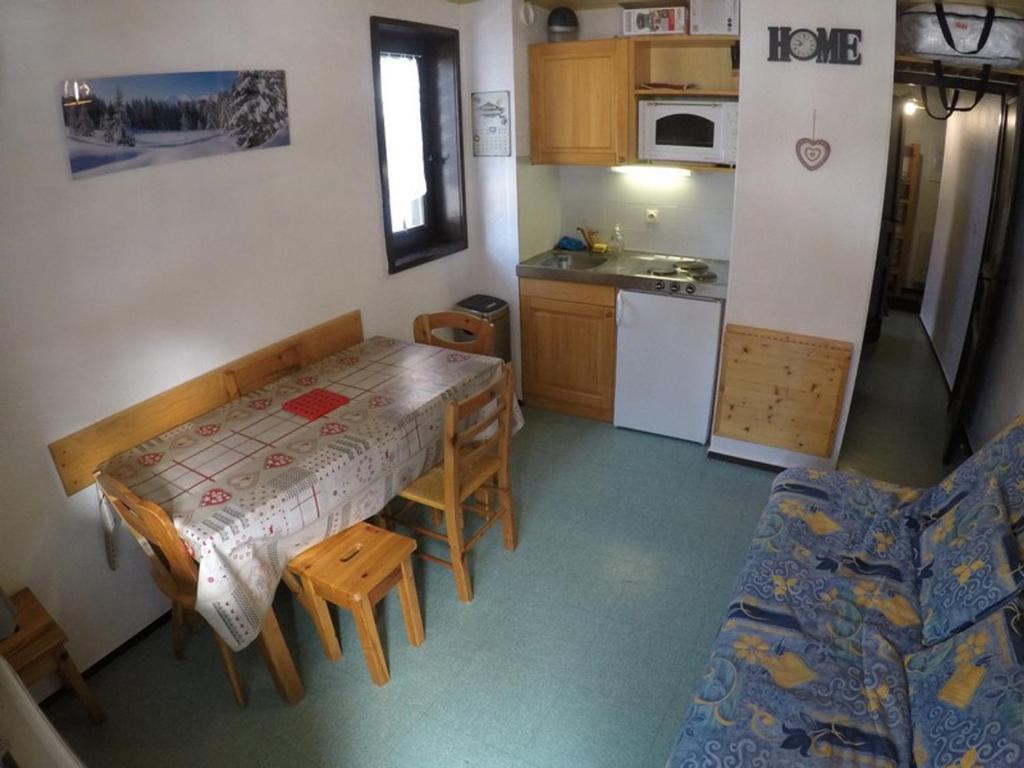 une petite pièce avec une table et une cuisine dans l'établissement Studio 4 pers avec balcon à 600m des remontées mécaniques, parking et animaux admis - FR-1-676-81, à Châtel