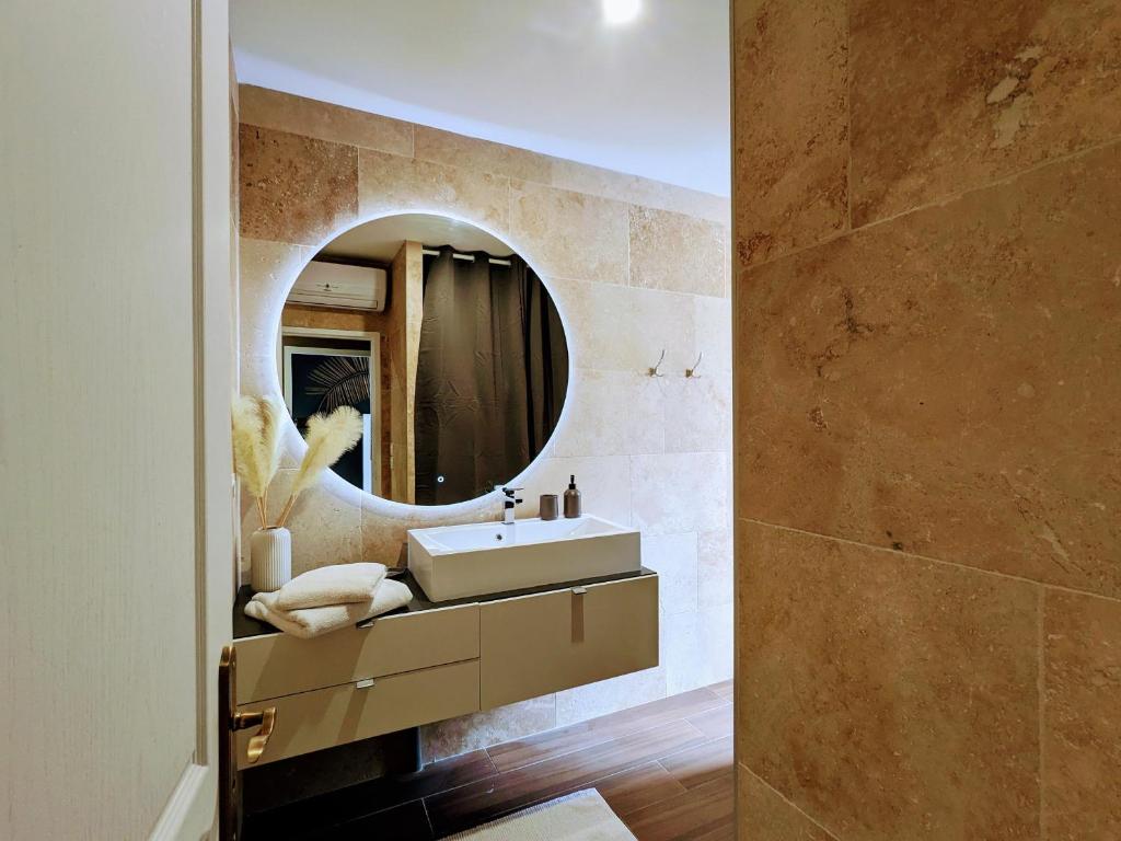 Photo de la galerie de l'établissement Appartement cosy au cœur de Châteauroux: clim, wifi, Netflix, proche gare et commerces - FR-1-591-586, à Châteauroux