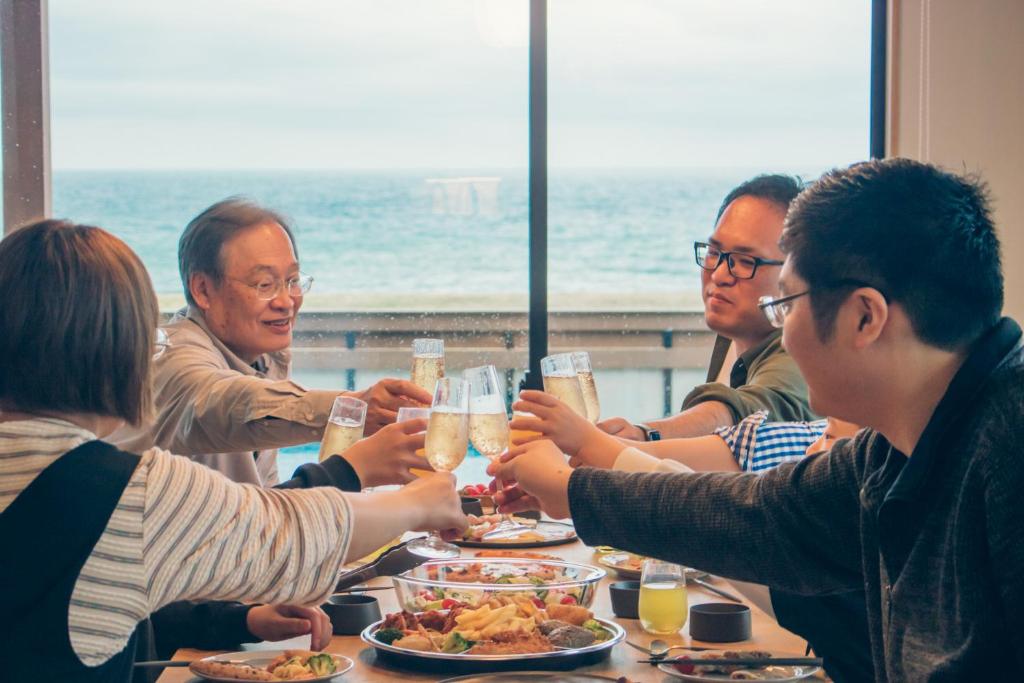 un groupe de personnes assises autour d'une table en train de boire du champagne dans l'établissement SETO CLAS TSUDA THE BEACH RESORT A, 