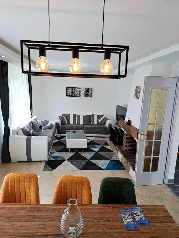 un salon avec un canapé et une table dans l'établissement Polat, à Lèves