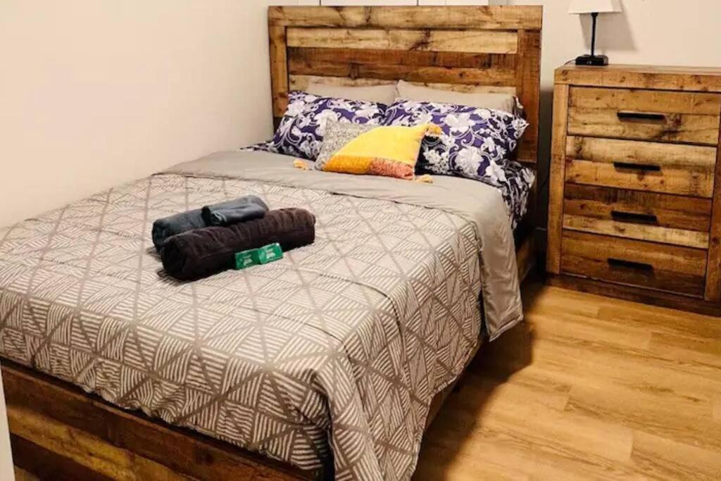 Una cama con dos almohadas encima en un dormitorio. en B19 Modern Stylish 2bed Basement Suite, en Edmonton