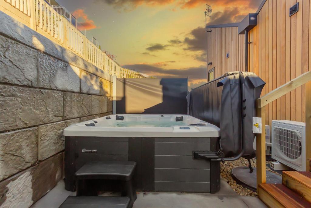 Fotografie z fotogalerie ubytování Premium Lakefront Unit Spa Pool v destinaci Taupo