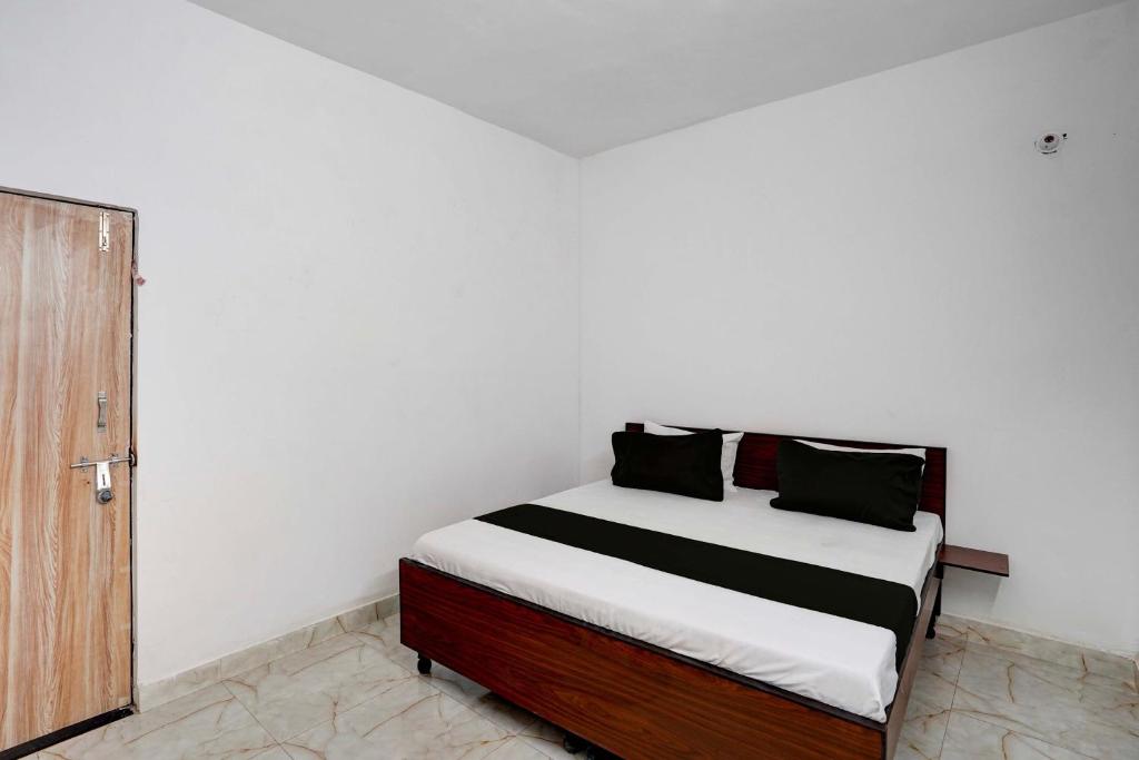 uma cama com lençóis pretos e brancos num quarto em Super OYO HOTEL LUV PALACE em Ghaziabad