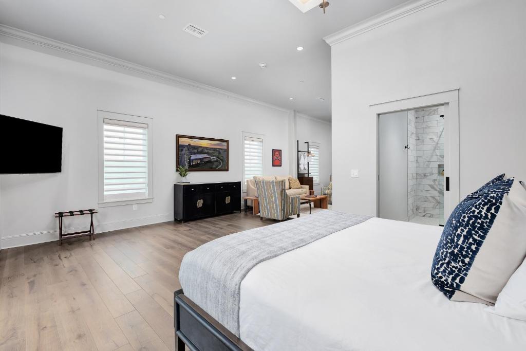The Flying Fifty Hotel, a Luxury Boutique Hotel - Suite Met Kingsize Bed En Balkon
