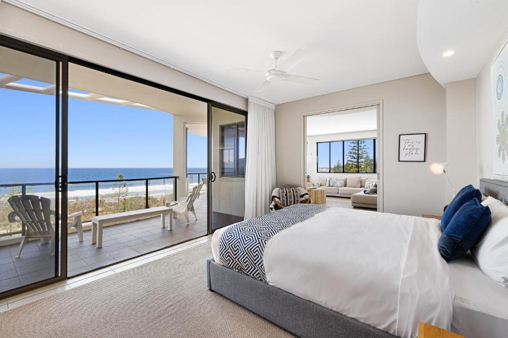een slaapkamer met een bed en uitzicht op de oceaan bij Meridian Alex Beach Apartments in Alexandra Headland