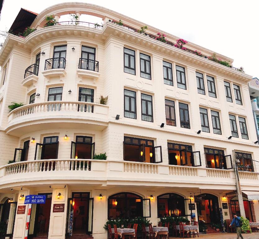 un gran edificio blanco con balcón en una calle en Nam Bo Boutique Hotel en Can Tho