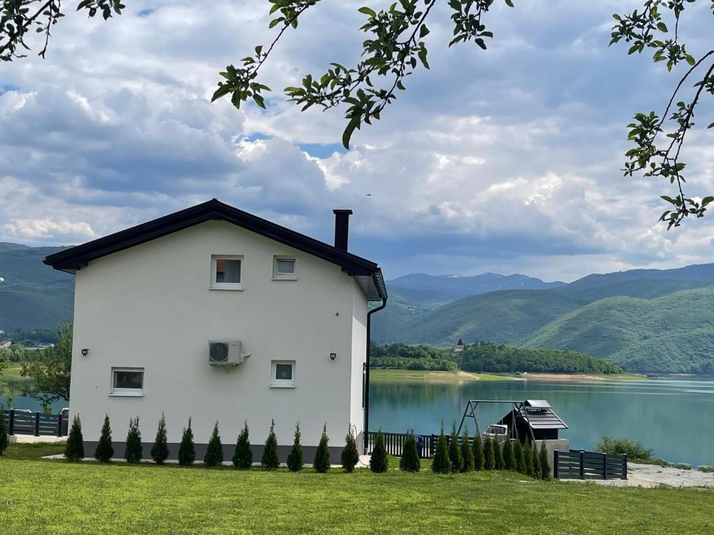 Cette maison blanche offre une vue sur le lac. dans l'établissement Vikendica Bošnjak, à Prozor