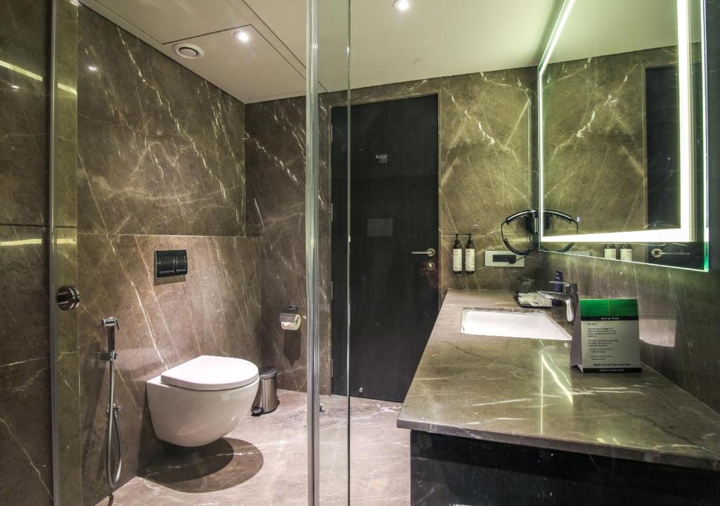 Koupelna v ubytování Essentia Premier Hotel Pune Wakad