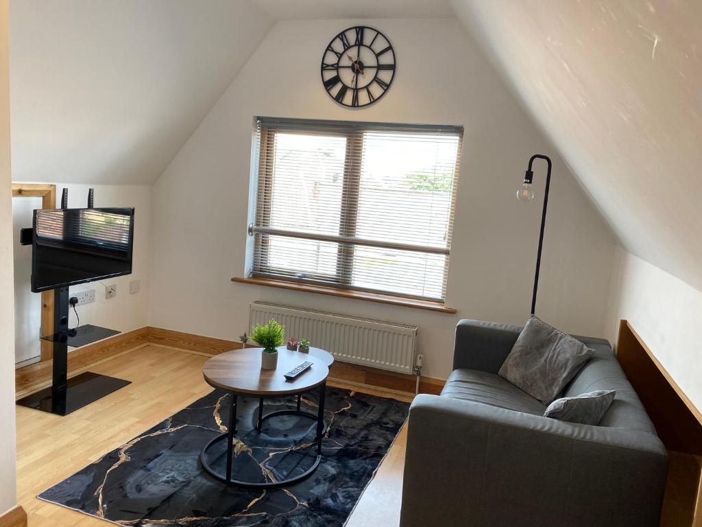 ein Wohnzimmer mit einem Sofa und einem Tisch in der Unterkunft Spacious 1 bedroom apartment in Norwich city centre in Norwich