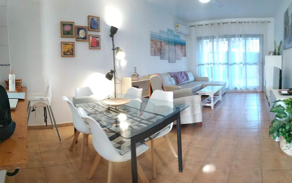 Posedenie v ubytovaní ATLANTERRA BAJO. SALIDA DIRECTA. URBANIZACIÓN DE LUJO. PISCINAS CANCHAS PÁDEL. WIFI Y A/A