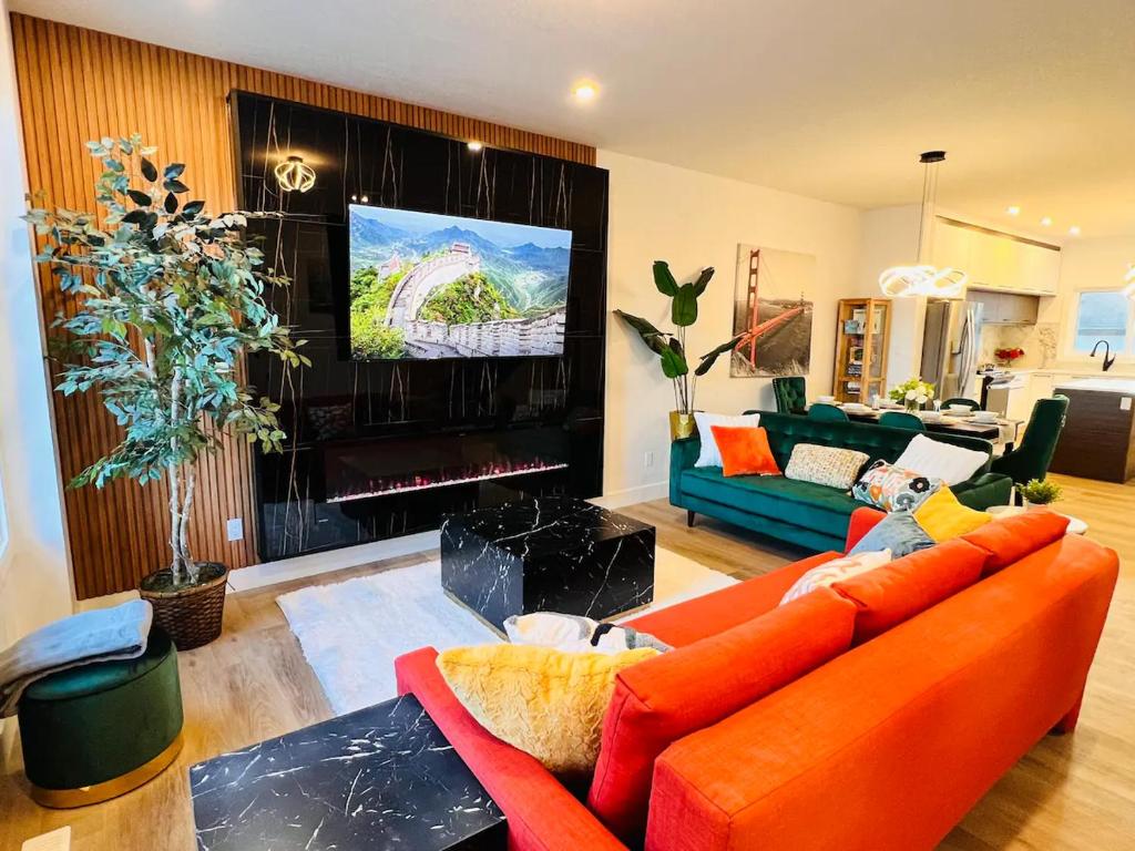Posezení v ubytování M21 Luxurious, Downtown River Valley Home, Centrally located, Close to everything