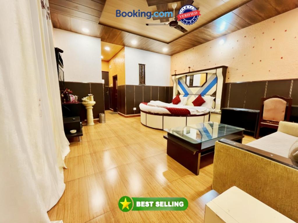 un soggiorno con divano e letto di Goroomgo Hotel Shining Star Resort - Prime Location - Excellent Service a Lāhri