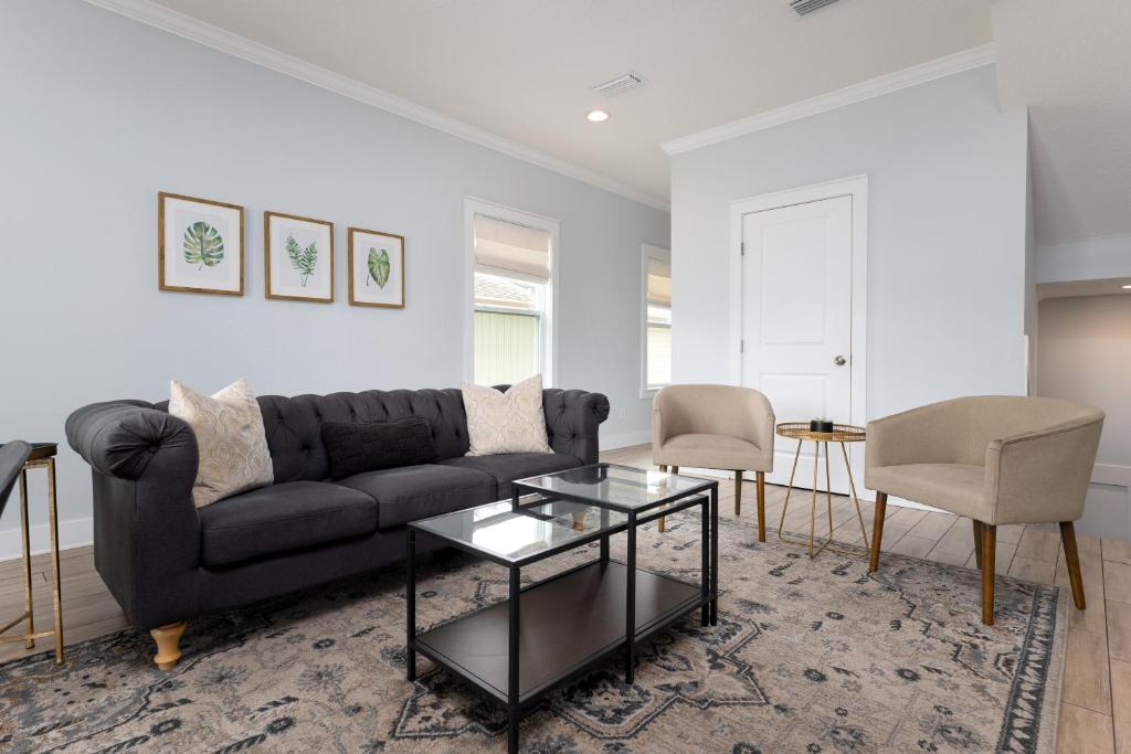 un salon avec un canapé et une table dans l'établissement Be A Nomad - Balcony peekaboo - Home for reunions, à Jacksonville Beach