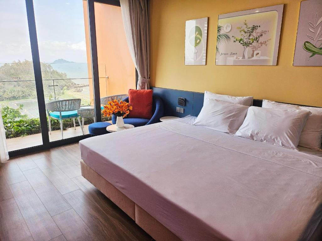 1 dormitorio con cama grande y ventana grande en Flamingo Hải Tiến, en Thanh Hóa