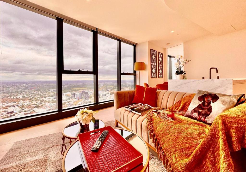 メルボルンにあるHigh rise top view 2bed2bathのリビングルーム(ソファ、大きな窓付)