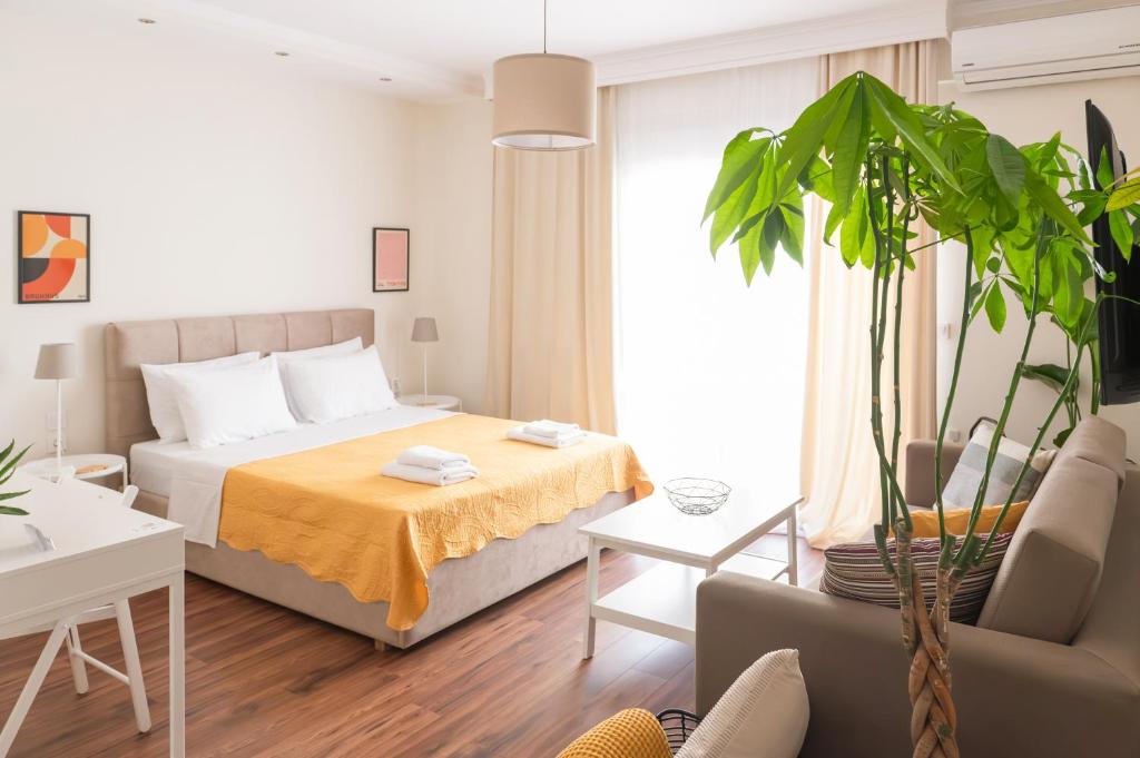 Harmony Stay Center Xanthi - Meno Homes 6A في كسانتي: غرفة نوم مع سرير وزرع الفخار