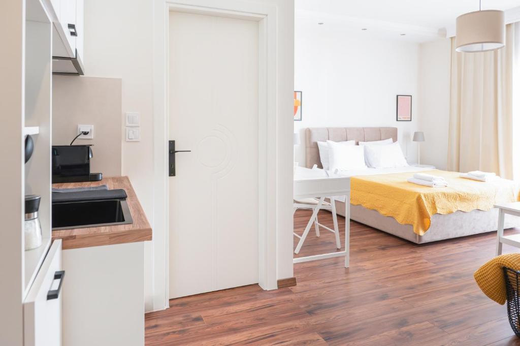Postel nebo postele na pokoji v ubytování Harmony Stay Center Xanthi with Private Parking Meno Homes 6A