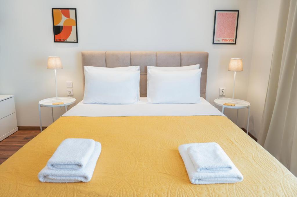Postel nebo postele na pokoji v ubytování Harmony Stay Center Xanthi with Private Parking Meno Homes 6A