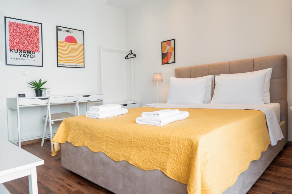 Postel nebo postele na pokoji v ubytování Harmony Stay Center Xanthi with Private Parking Meno Homes 6A