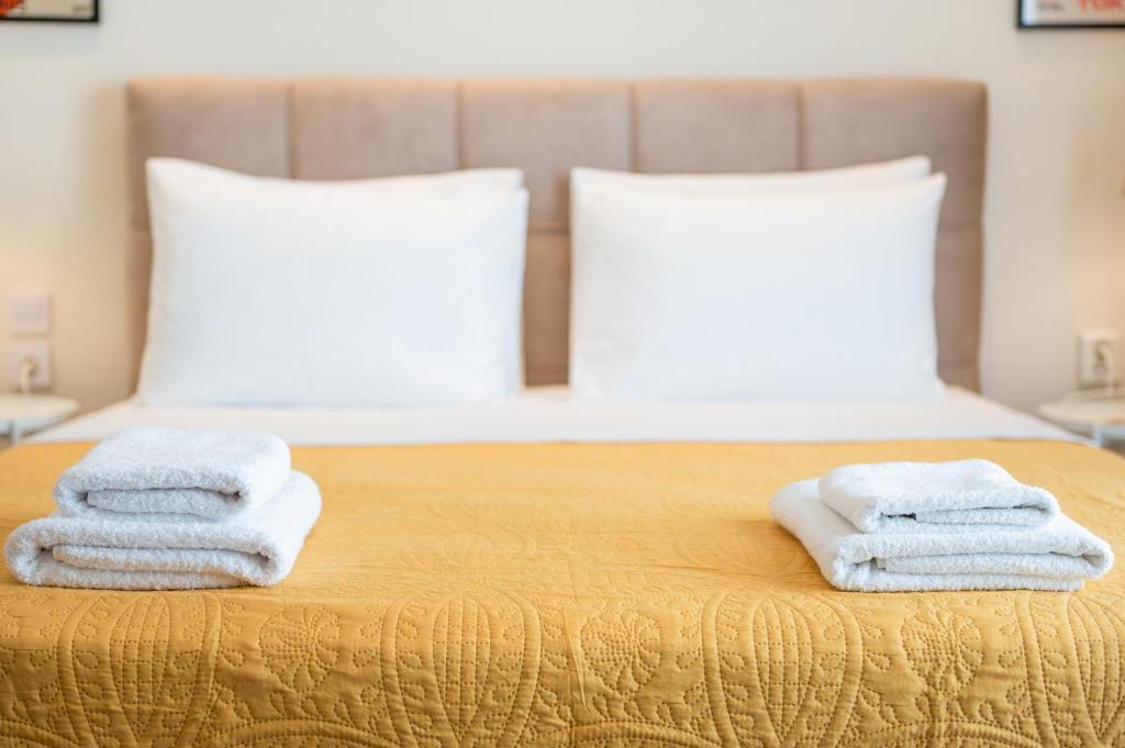 Postel nebo postele na pokoji v ubytování Harmony Stay Center Xanthi with Private Parking Meno Homes 6A
