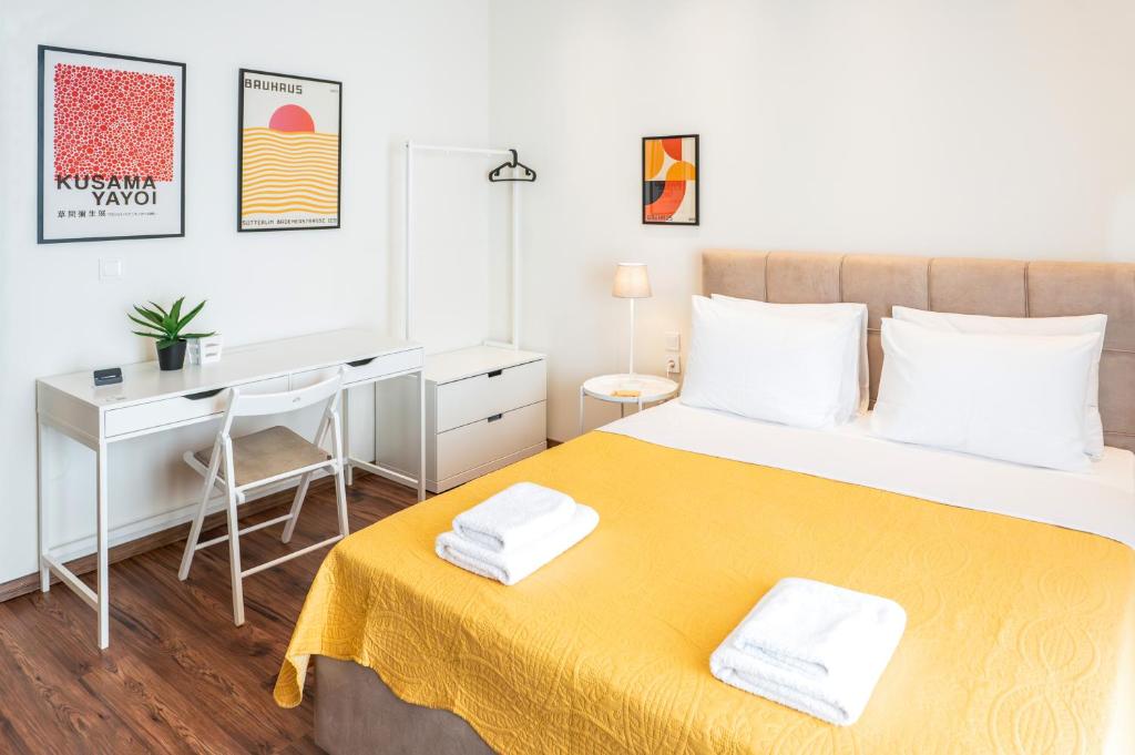 Postel nebo postele na pokoji v ubytování Harmony Stay Center Xanthi with Private Parking Meno Homes 6A