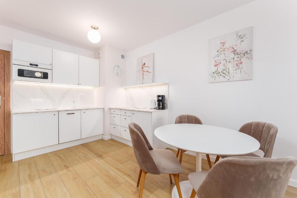 Kuchyňa alebo kuchynka v ubytovaní FARO Apartamenty Kasprowicza 20 BASEN w cenie SCHWIMMBAD im Preis