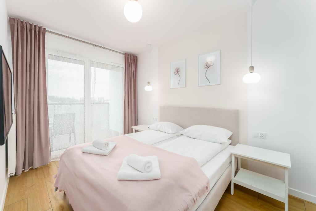 Posteľ alebo postele v izbe v ubytovaní FARO Apartamenty Kasprowicza 20 BASEN w cenie SCHWIMMBAD im Preis