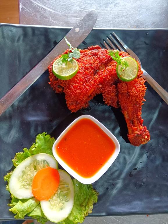un piatto con un pezzo di Mountain View cafe a Pokhara