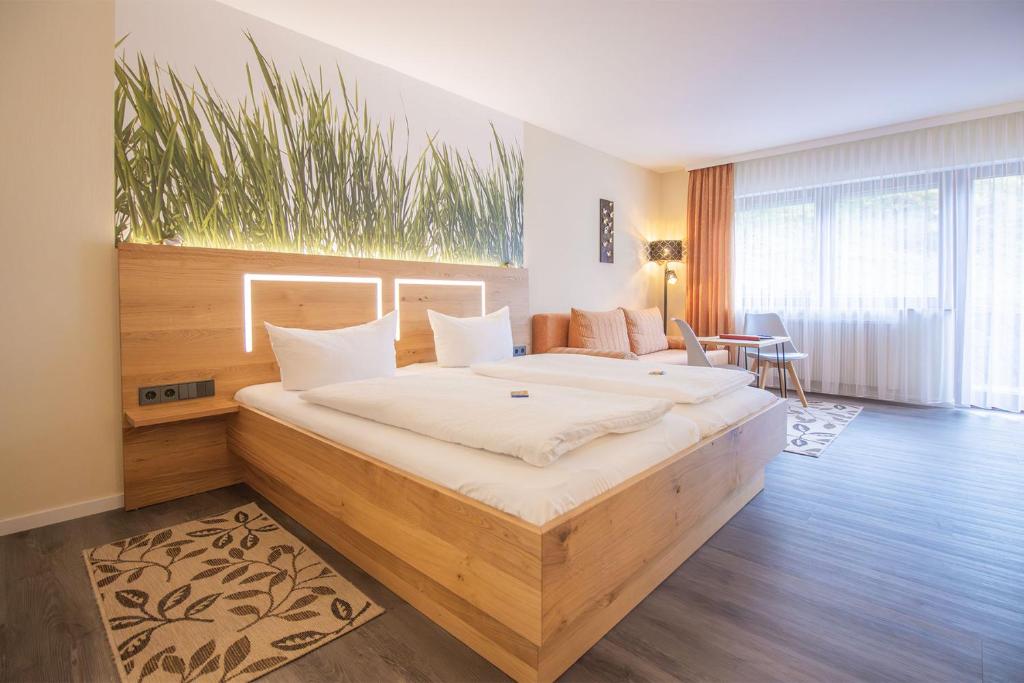 Hotel - Gasthof Blume في أوبناو: غرفة نوم بسرير كبير في غرفة