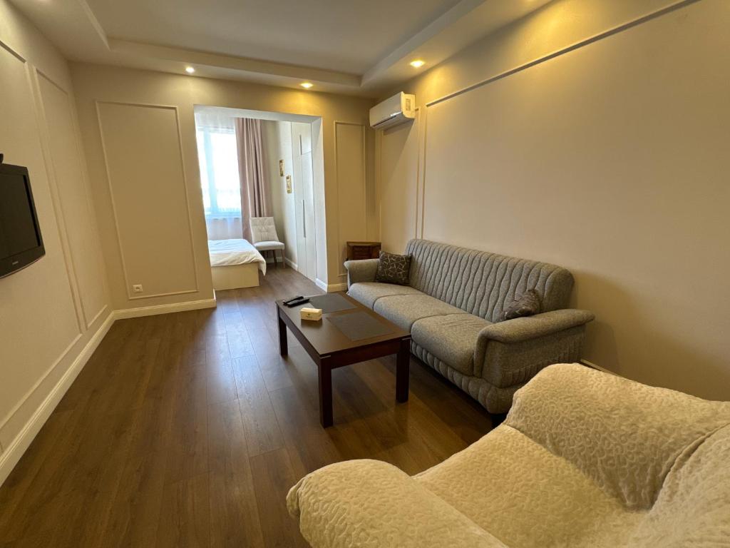 Sala de estar con 2 sofás y mesa de centro en Luxury Apartment next to Rio mall, en Ereván