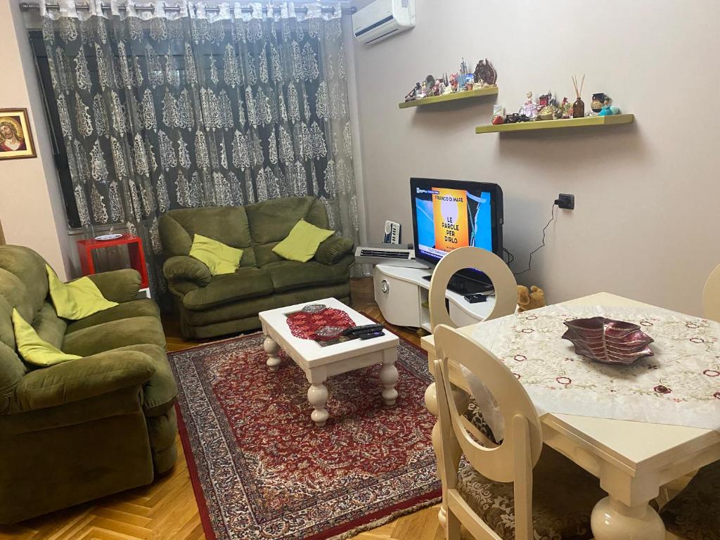 sala de estar con sofá y mesa en Klik center Apartment, en Tirana