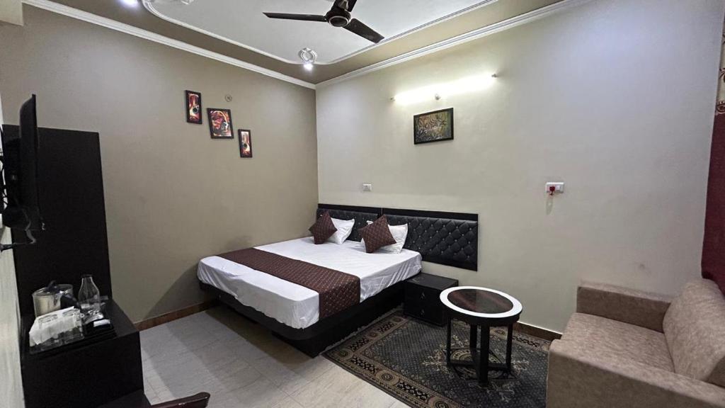Cozy homestay Varanasi في فاراناسي: غرفه فندقيه بسرير واريكه