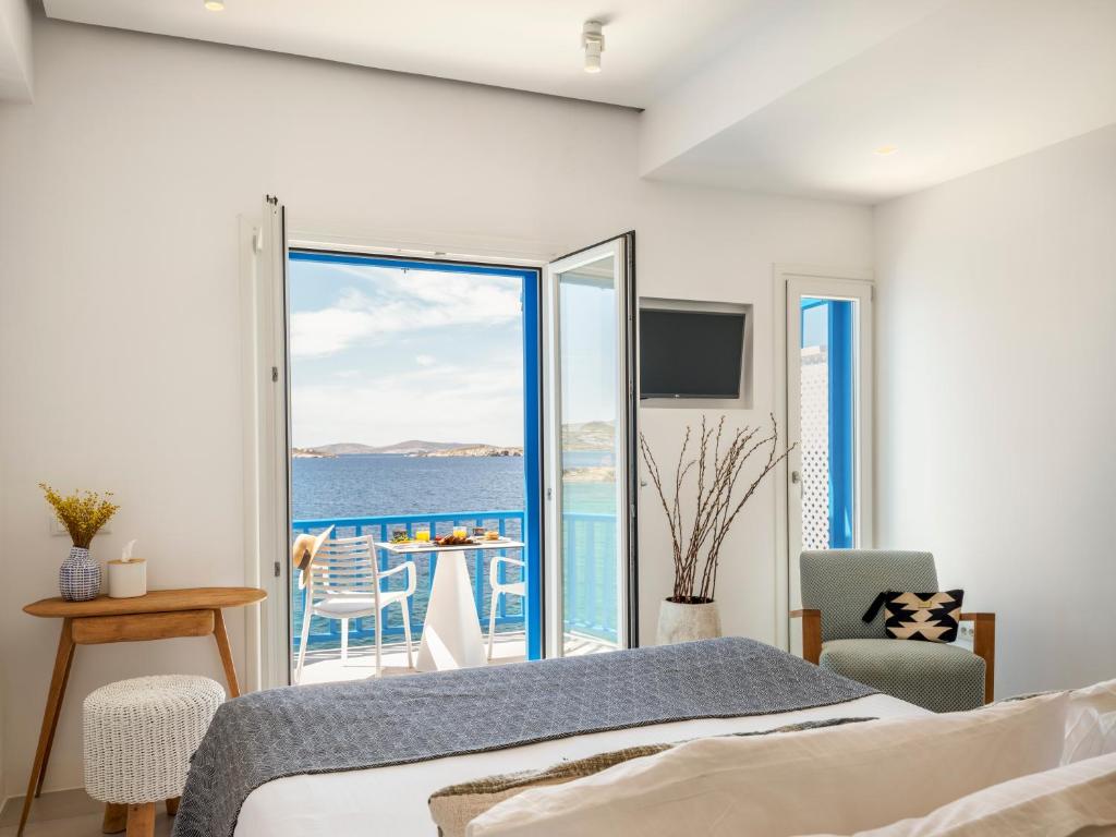 Postel nebo postele na pokoji v ubytování Bluetopia Suites