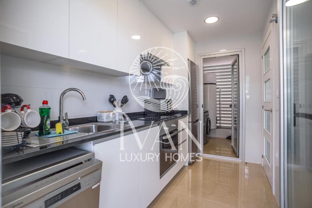 Kuchyň nebo kuchyňský kout v ubytování Casa Seabreeze Ivan Luxury Homes 8ªPlta Norte 1ªLínea