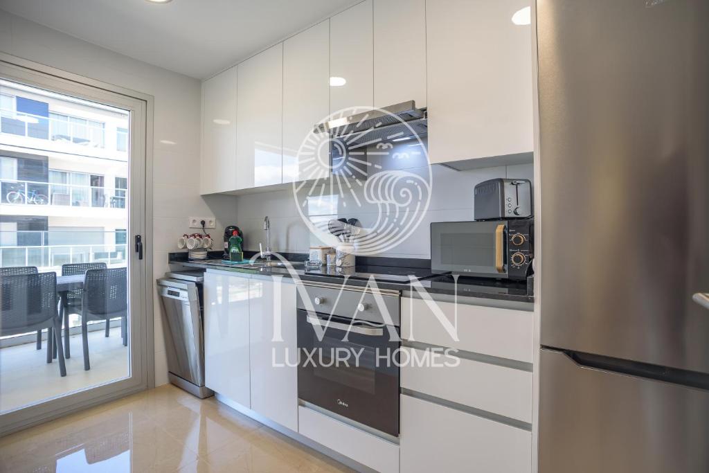 Kuchyň nebo kuchyňský kout v ubytování Casa Seabreeze Ivan Luxury Homes 8ªPlta Norte 1ªLínea