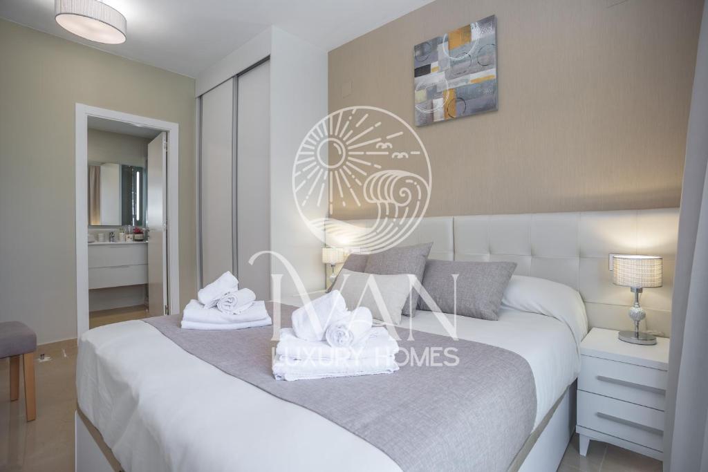 Postel nebo postele na pokoji v ubytování Casa Seabreeze Ivan Luxury Homes 8ªPlta Norte 1ªLínea