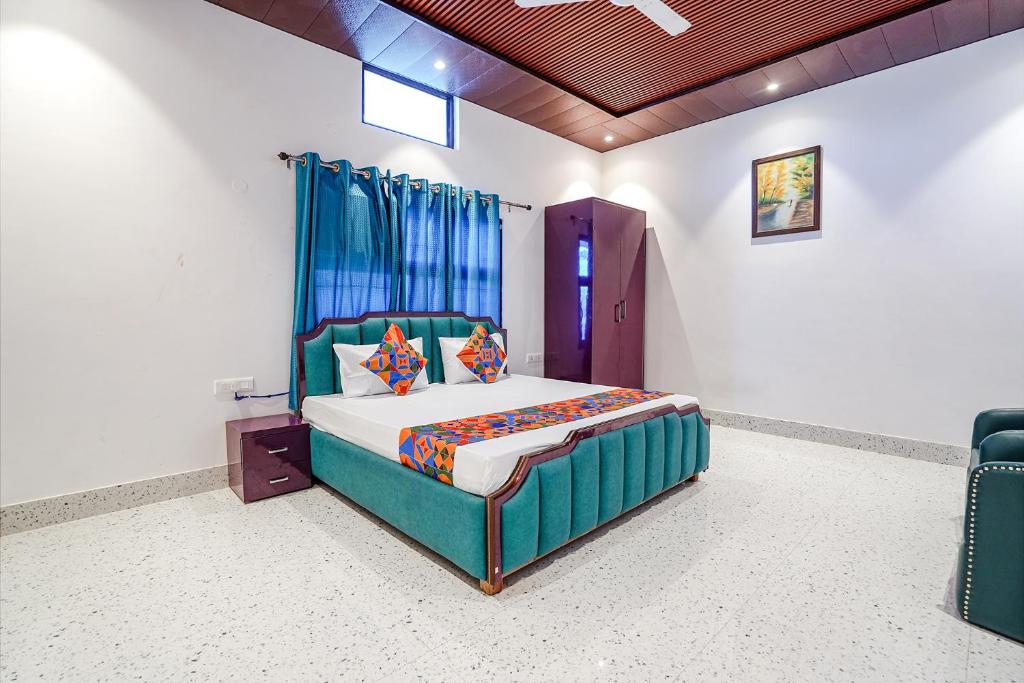 Giường trong phòng chung tại FabExpress Savitri Resort