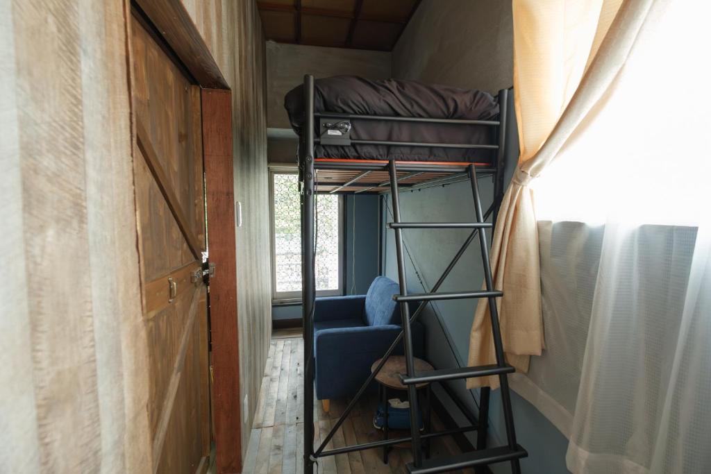 Palanda nebo palandy na pokoji v ubytování Wonderlust Inn