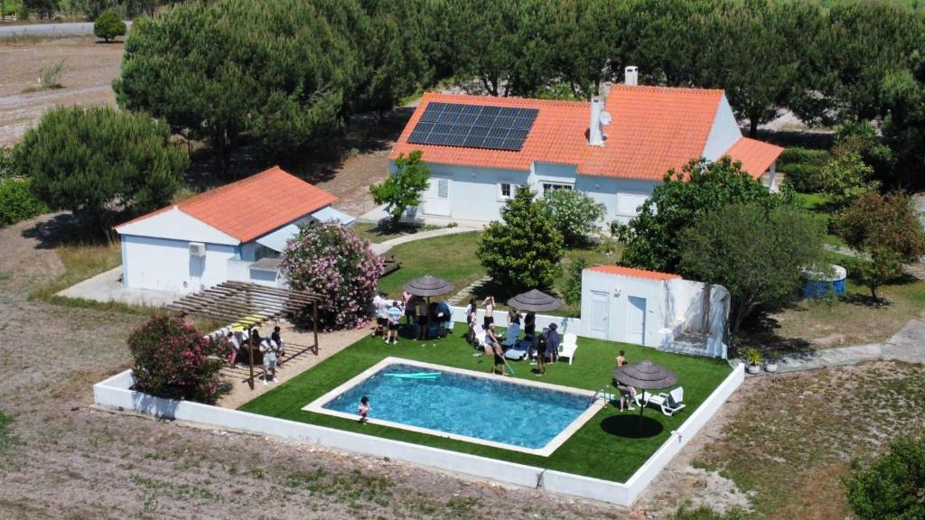 uma vista aérea de uma casa com piscina em Na Quinta- alojamento rural com piscina de água salgada em Poceirão