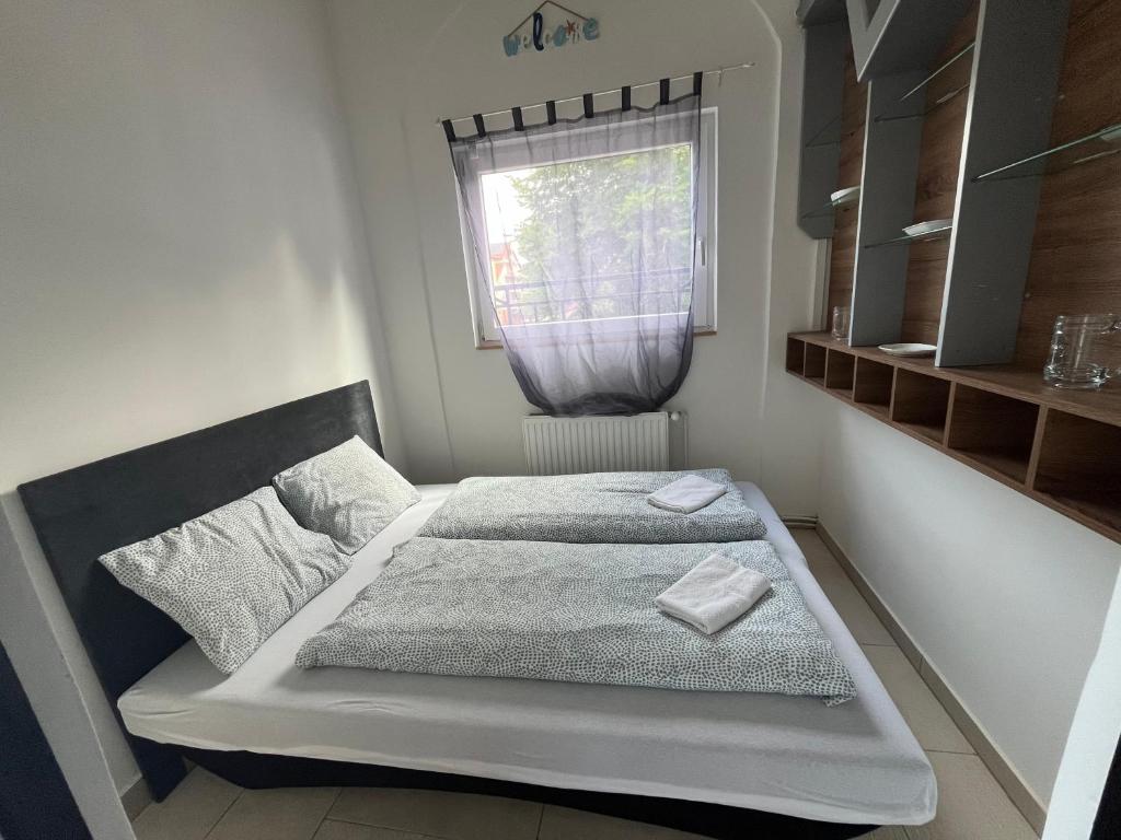 Posteľ alebo postele v izbe v ubytovaní Smeraldo Apartmanok Siófok