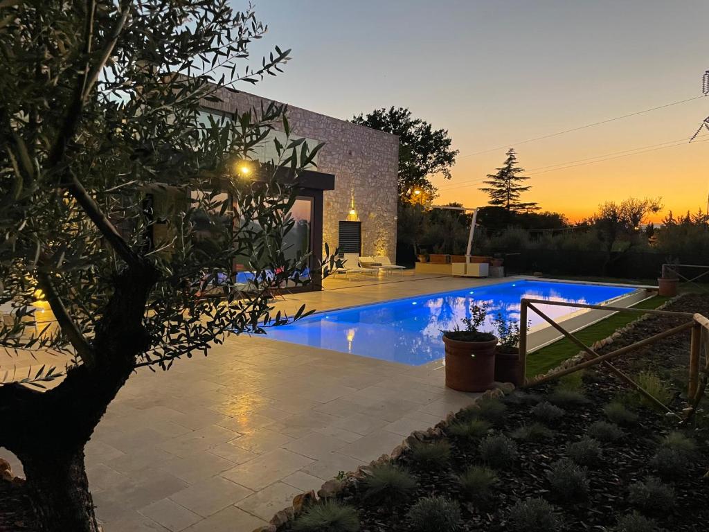 ein Swimmingpool im Hinterhof eines Hauses in der Unterkunft villa allegria in Foligno