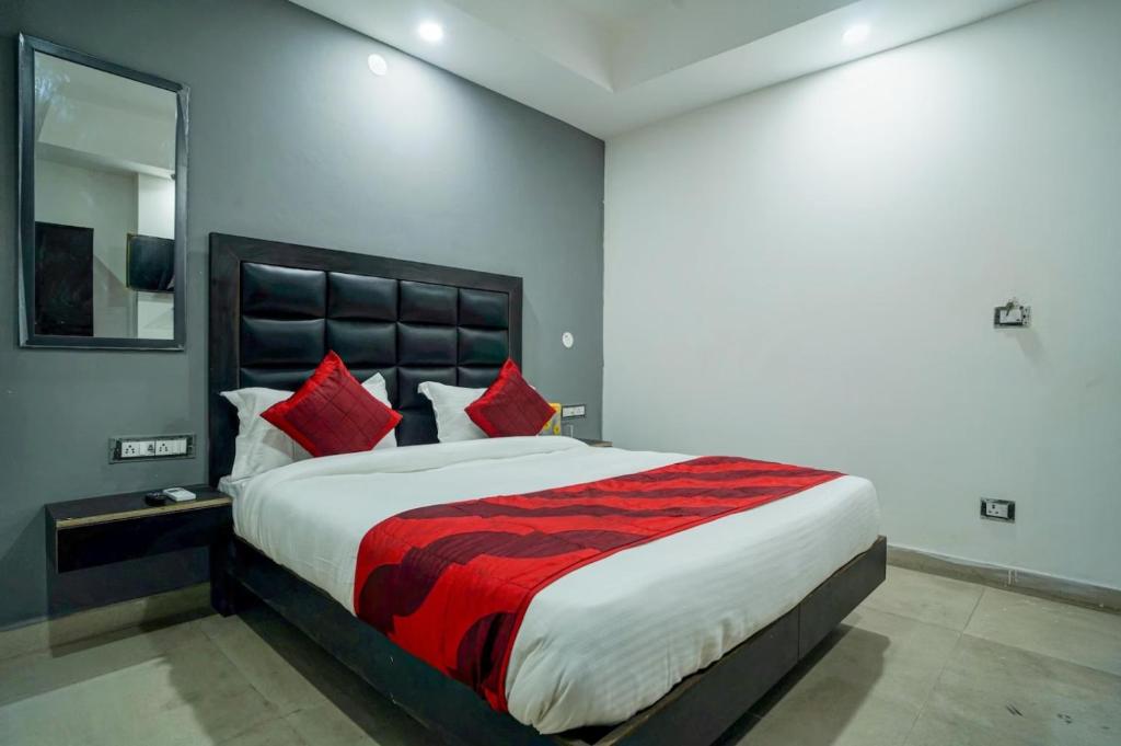 Posteľ alebo postele v izbe v ubytovaní Hotel Pingla Residency - Pankha Road Dashrathpuri