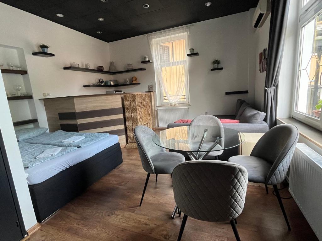 Posteľ alebo postele v izbe v ubytovaní Smeraldo Apartmanok Siófok