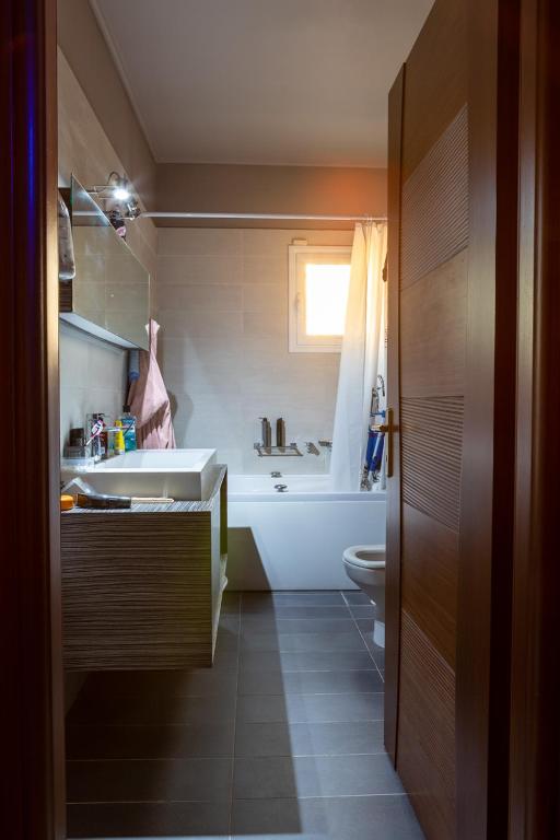 łazienka z wanną, umywalką i toaletą w obiekcie Kleoni's cottage w mieście Kórinthos
