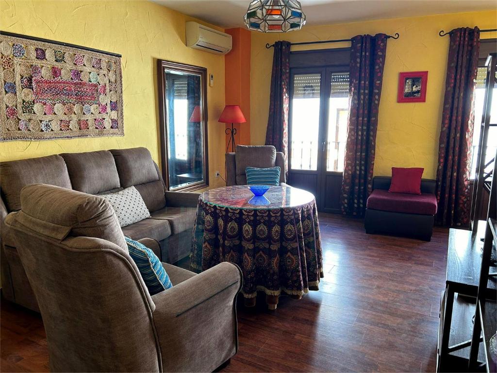 un salon avec un canapé et une table dans l'établissement La Huella del Cuero, à Siles
