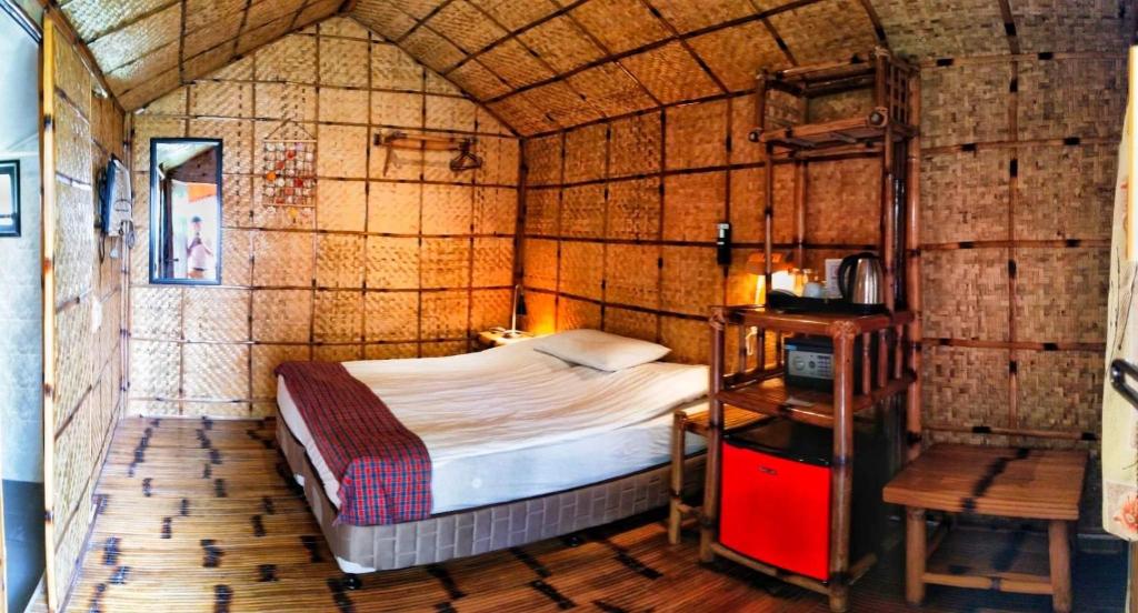 um quarto com uma cama numa parede de azulejos em Nirvana Beach Resort em Boracay