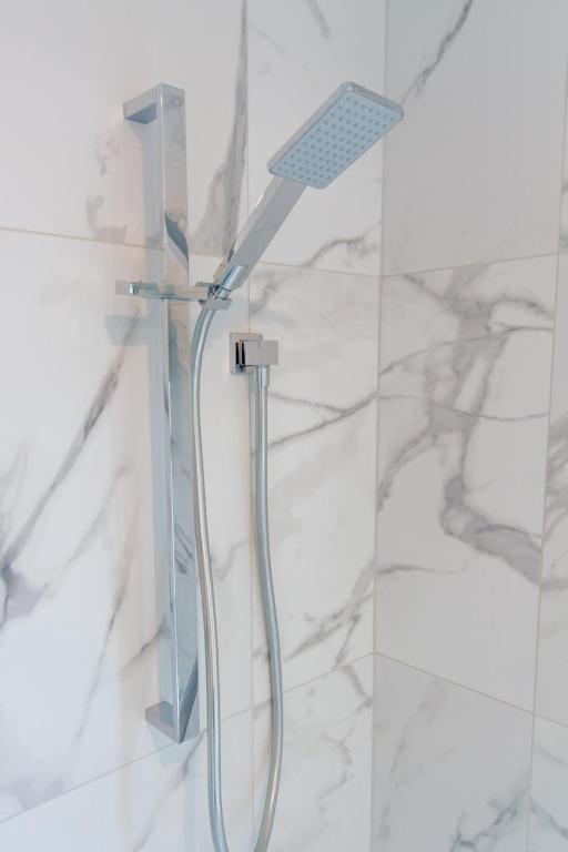 Entertainment Hub 2 bed 2 bath with Free Car park - Resim 8